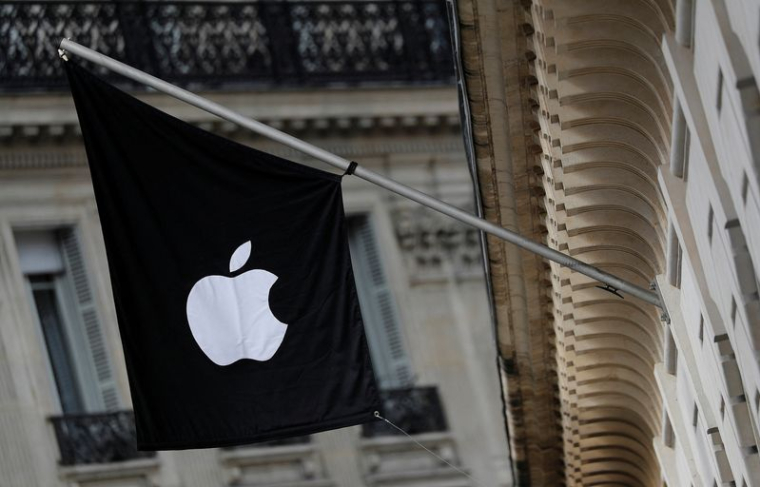 Logo Apple sur un drapeau sur la façade de l'Apple Store à Paris