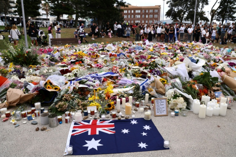 Des fleurs, bougies et drapeaux sont déposés en hommage aux victimes de l'attentat de Sydney, près de la plage de Bondi Beach, en Australie, le 16 décembre 2025 ( AFP / DAVID GRAY )