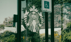 vitrine starbucks (Crédit: Hiroko Nishimura / Unsplash)