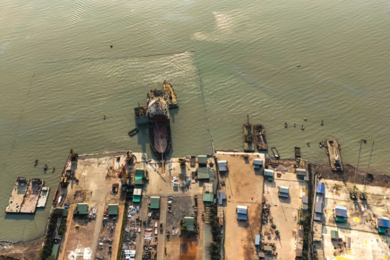 Vue aérienne du chantier PHP de démantèlement de bateaux à Chittagong, le 18 février 2025 dans le sud du Bangladesh ( AFP / Munir UZ ZAMAN )
