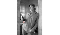 De nombreuses vedettes du show business confessent volontiers leur goût pour les bons vins, notamment français. crédit photo : DOWNLOAD PICTURES (Photo Credit: Champagne Fleur de Miraval)