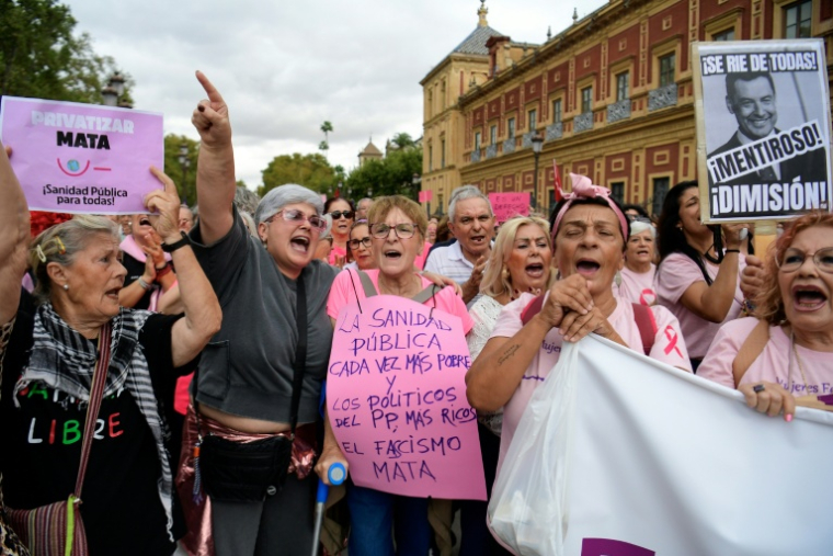 Des manifestants, dont une grande majorité de femmes, protestent contre la gestion des autorités régionales dans des retards de dépistage de cancer de sein, le 26 octobre 2025 à Séville ( AFP / CRISTINA QUICLER )