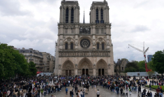 Des personnes rassemblées devant la cathédrale Notre-Dame de Paris, le 21 avril 2025 ( AFP / Dimitar DILKOFF )