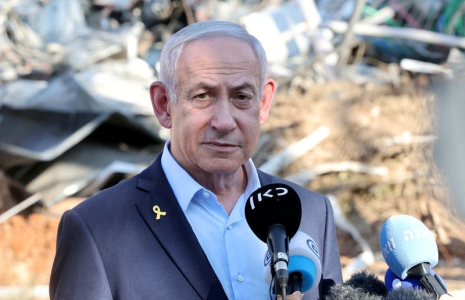 Benjamin Netanyahu visite un site touché par un tir de missile iranien