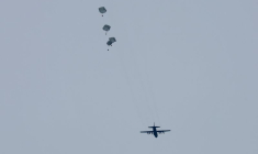 De l'aide larguée par avion au-dessus de Gaza