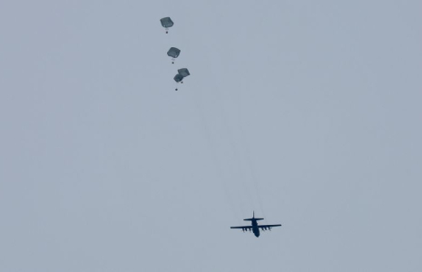 De l'aide larguée par avion au-dessus de Gaza