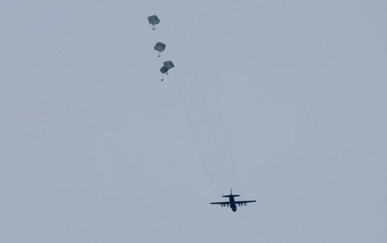 De l'aide larguée par avion au-dessus de Gaza