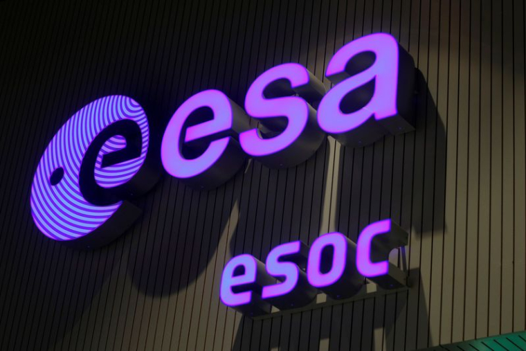 Le logo de l'Agence spatiale européenne (ESA) dans la salle de contrôle du Centre européen d'opérations spatiales (ESOC) à Darmstad
