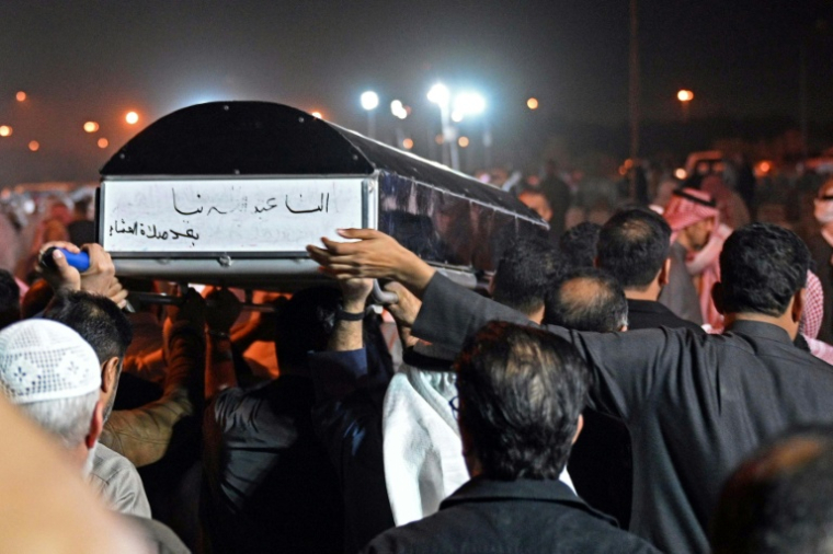 Le cercueil d' Elena Abdoullah Hussein, une enfant originaire d'Iran tuée lors d'une frappe iranienne sur le Koweït, lors de ses funérailles au cimetière de Sulaibikhatt, à l'ouest de la ville de Koweït, le 4 mars 2026 ( AFP / YASSER AL-ZAYYAT )
