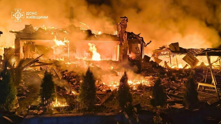 Photo prise et diffusée par le service d’État ukrainien des situations d’urgence, le 8 août 2026, montrant un bâtiment en feu après des frappes de missiles balistiques russes dans la région de Kiev  ( Ukrainian State Emergency Service / Handout )