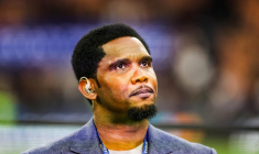 Samuel Eto’o se chauffe avec des supporters camerounais