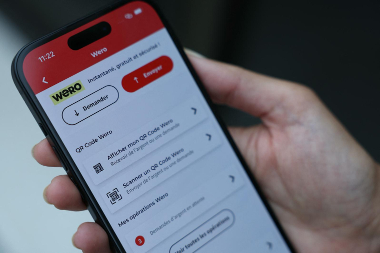 Un utilisateur de Wero, le 24 septembre 2024. ( AFP / THOMAS SAMSON )