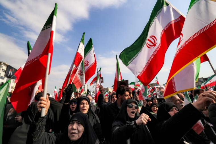 Des manifestants à Téhéran affichant leur soutien au nouveau guide suprême iranien le 9 mars 2026 ( AFP / ATTA KENARE )