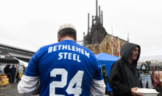 Des personnes assistent à une fête près d'anciens hauts-fourneaux à Bethlehem, en Pennsylvanie, aux Etats-Unis, le 4 octobre 2026 ( AFP / Matthew Hatcher )
