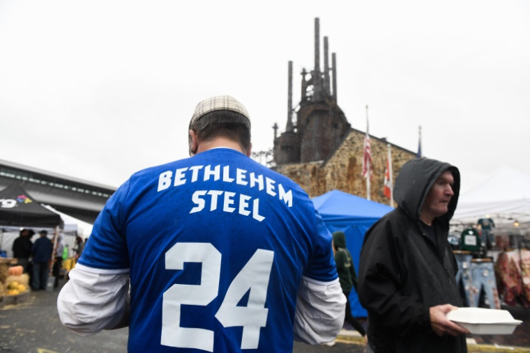 Des personnes assistent à une fête près d'anciens hauts-fourneaux à Bethlehem, en Pennsylvanie, aux Etats-Unis, le 4 octobre 2026 ( AFP / Matthew Hatcher )