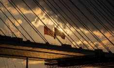 Une vue des drapeaux du Canada et des États-Unis