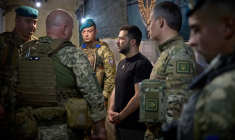 Le président Zelensky visite la ligne de front