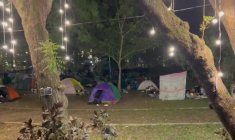 Philippines: des habitants nettoient les débris des deux séismes