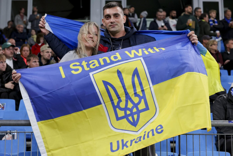 Malgré l’interdiction de l’UEFA, la Roumanie et l’Ukraine effectuent une minute de silence