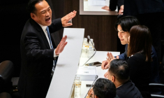 Le chef du parti Bhumjaithai, Anutin Charnvirakul (à gauche), réagit pendant le vote des députés pour désigner un nouveau Premier ministre, qu'il a remporté, au Parlement thaïlandais à Bangkok, le 5 septembre 2025 ( AFP / Chanakarn Laosarakham )
