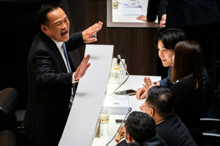 Le chef du parti Bhumjaithai, Anutin Charnvirakul (à gauche), réagit pendant le vote des députés pour désigner un nouveau Premier ministre, qu'il a remporté, au Parlement thaïlandais à Bangkok, le 5 septembre 2025 ( AFP / Chanakarn Laosarakham )
