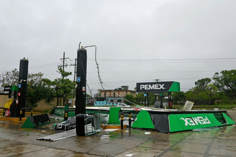 Une station-service détruite par le passage de l'ouragan Erick près de Juchitan, dans l'Etat de Guerrero, le 19 juin 2025 au Mexique ( AFP / Francisco Robles )