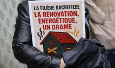 "L'industrie sacrifiée" peut-on lire sur cette pancarte lors d'une manifestation de salariés du secteur de la rénovation. Ils demandent des conditions de paiement raisonnables pour l'aide de l'État "Ma Prime Renov" concernant les travaux de rénovation énergétique devant le siège de l'Agence nationale de l'habitat (ANAH) à Paris le 12 mai 2025. ( AFP / LUDOVIC MARIN )