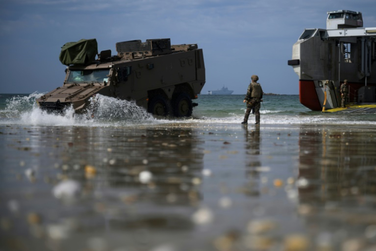 Un véhicule blindé amphibie Griffon débarque dans le cadre de l'opération POLARIS 25 à Plouhinec dans le Morbihan, dans l'ouest de la France, le 12 juin 2025 ( AFP / Loic VENANCE )