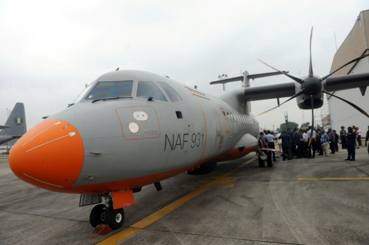 L'avion militaire nigérian ATR-42, dédié notamment à la surveillance maritime, parqué sur la base aérienne de Lagos, le 19 août 2014 ( AFP / PIUS UTOMI EKPEI )