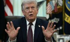 Donald Trump répond à des journalistes après avoir signé une circulaire dans le Bureau ovale de la Maison Blanche, le 31 mars 2026 à Washington ( AFP / Brendan SMIALOWSKI )