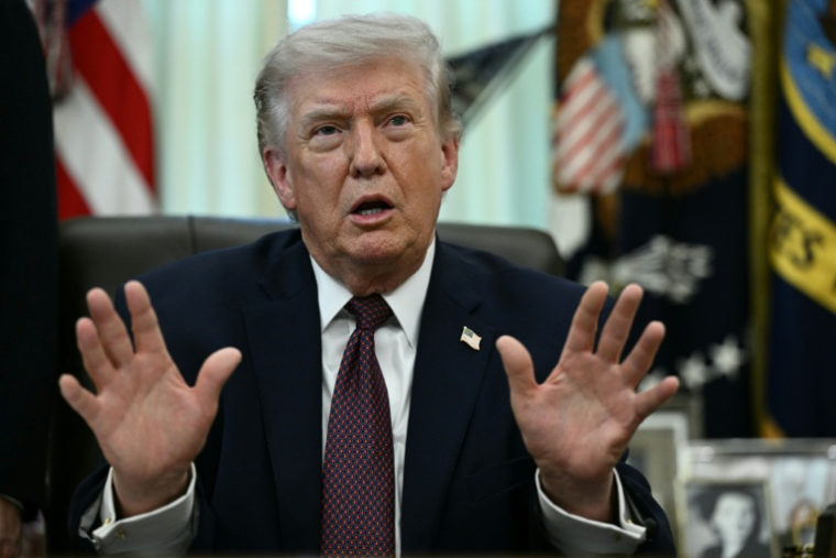 Donald Trump répond à des journalistes après avoir signé une circulaire dans le Bureau ovale de la Maison Blanche, le 31 mars 2026 à Washington ( AFP / Brendan SMIALOWSKI )