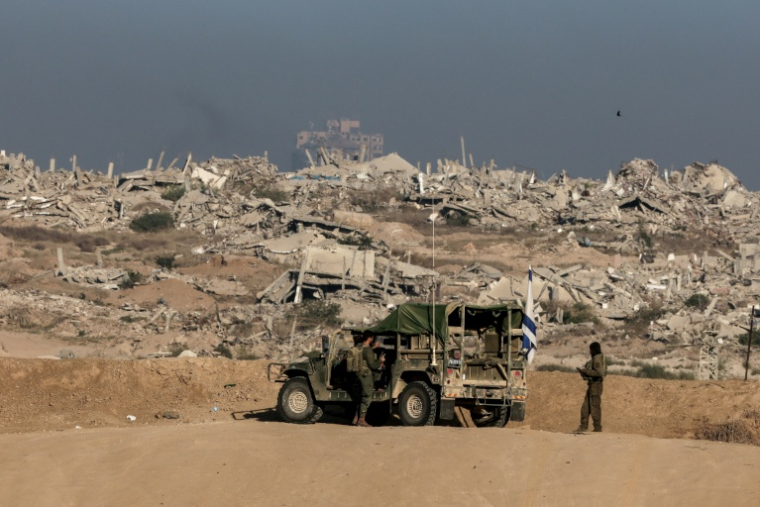 Des soldats israéliens prennent position près de la barrière frontalière entre Israël et Gaza, le 30 octobre 2025 ( AFP / Jack GUEZ )