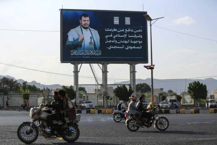 Un panneau d'affichage à l'effigie du chef des Houthis du Yémen, Abdul-Malik al-Houthi, à Sanaa, le 11 octobre 2026 ( AFP / Mohammed HUWAIS )