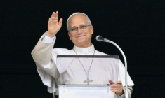 Le pape Léon XIV salue la foule depuis la fenêtre du palais apostolique, lors de la prière de l’Angélus, place Saint-Pierre, au lendemain de son retour au Vatican après une intervention chirurgicale, le 18 octobre 2026 ( AFP / Tiziana FABI )