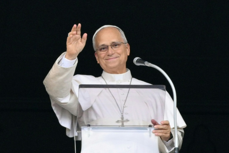 Le pape Léon XIV salue la foule depuis la fenêtre du palais apostolique, lors de la prière de l’Angélus, place Saint-Pierre, au lendemain de son retour au Vatican après une intervention chirurgicale, le 18 octobre 2026 ( AFP / Tiziana FABI )