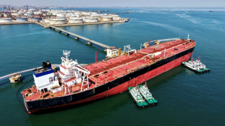 Un pétrolier décharge son pétrole brut dans le port de Qingdao, dans la province chinoise du Shandong (est), le 7 avril 2026 ( CN-STR / - )