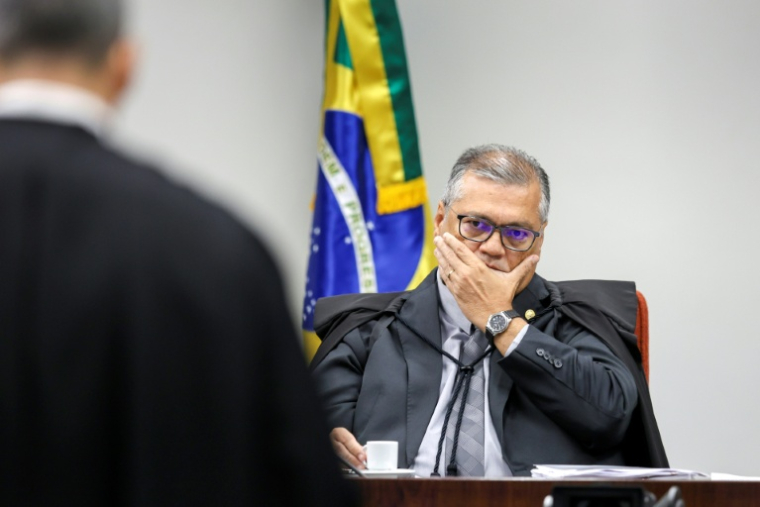Le haut magistrat de la Cour suprême du Brésil, Flavio Dino, préside le procès des commanditaires présumés de l'assassinat de la conseillère municipale brésilienne Marielle Franco en 2018, à la Cour suprême de Brasília, le 24 février 2026 ( AFP / Sergio Lima )