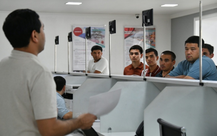 Travailleurs ouzbeks à l'agence gouvernementale pour l'immigration, le 13 août 2025 à Tachkent ( AFP / VYACHESLAV OSELEDKO )