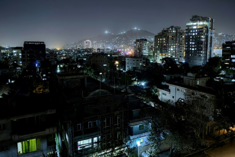 Une vue générale montre la ville de Kaboul, tard dans la soirée du 29 septembre 2025, à la suite d'une coupure nationale des télécommunications.  ( AFP / Wakil KOHSAR )