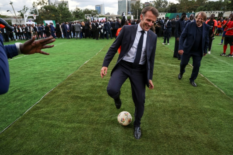 Le président français Emmanuel Macron joue au foot en marge du sommet franco-africain de Nairobi le 11 mai 2026 ( AFP / Ludovic MARIN )