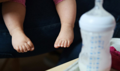 L'affaire des rappels de laits infantiles potentiellement contaminés par la toxine céréulide prend un tour judiciaire avec une plainte à Paris de l'association Foodwatch et de huit familles ( AFP / LOIC VENANCE )