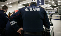 Des fouilles de bagages par des douaniers à l'aéroport Roissy-Charles-de-Gaulle au nord de Paris le 21 mars 2025 ( AFP / Thibaud MORITZ )