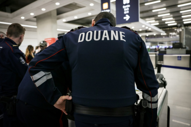 Des fouilles de bagages par des douaniers à l'aéroport Roissy-Charles-de-Gaulle au nord de Paris le 21 mars 2025 ( AFP / Thibaud MORITZ )