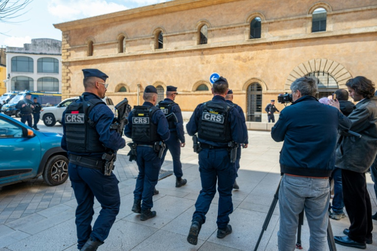 Des CRS devant le palais de justice d'Aix-en-Provence, le 23 mars 2026 ( AFP / Elodie CLEMENT )