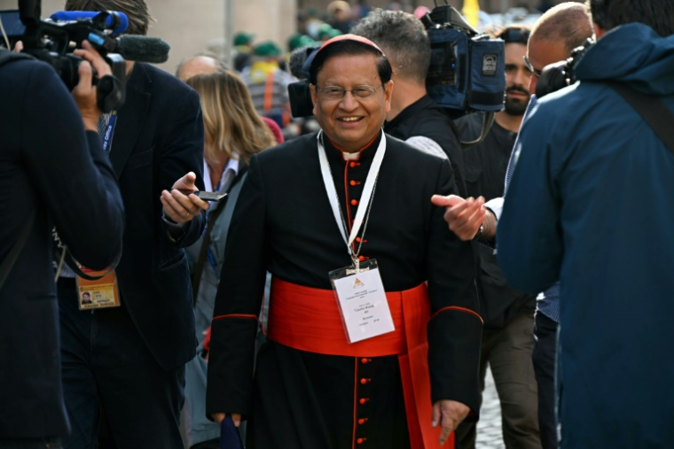 Le cardinal birman Charles Maung Bo, archevêque de Rangoun, arrive pour une réunion de congrégation au Vatican, le 3 mai 2025 ( AFP / Filippo MONTEFORTE )