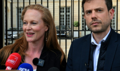 La députée Renaissance Violette Spiellebout et le député de la France Insoumise (LFI) Paul Vannier, rapporteurs de la commission d'enquête sur la violence à l'école, s'adressent aux médias après la révélation d'actes de violence commis par un enseignant au lycée Pierre Bayen, à Châlons-en-Champagne, le 22 avril 2025, dans la Marne ( AFP / FRANCOIS NASCIMBENI )