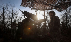 Des militaires ukrainiens se préparent à tirer avec un obusier automoteur en direction des troupes russes près de la ville de Pokrovsk en première ligne