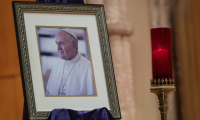 Le portrait du défunt pape François dans la cathédrale du Saint-Nom de Chicago, aux Etats-Unis, le 21 avril 2025 ( GETTY IMAGES NORTH AMERICA / SCOTT OLSON )