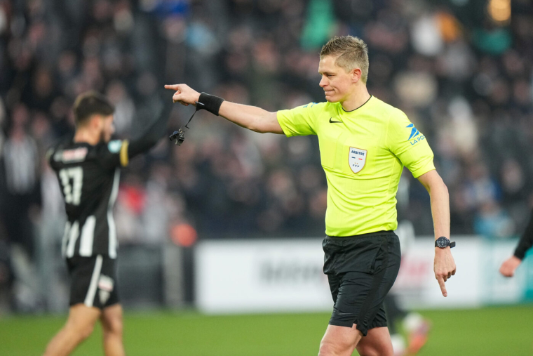 Pourquoi l'arbitre d'Angers-Toulouse est le clown du week-end