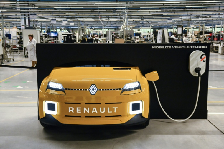 Les ventes de véhicules électriques neufs, un segment "sous perfusion des aides gouvernementales et soutenu par le verdissement des flottes", ont progressé de 12% en 2025 , relève AAA Data ( AFP / Sebastien SALOM-GOMIS )